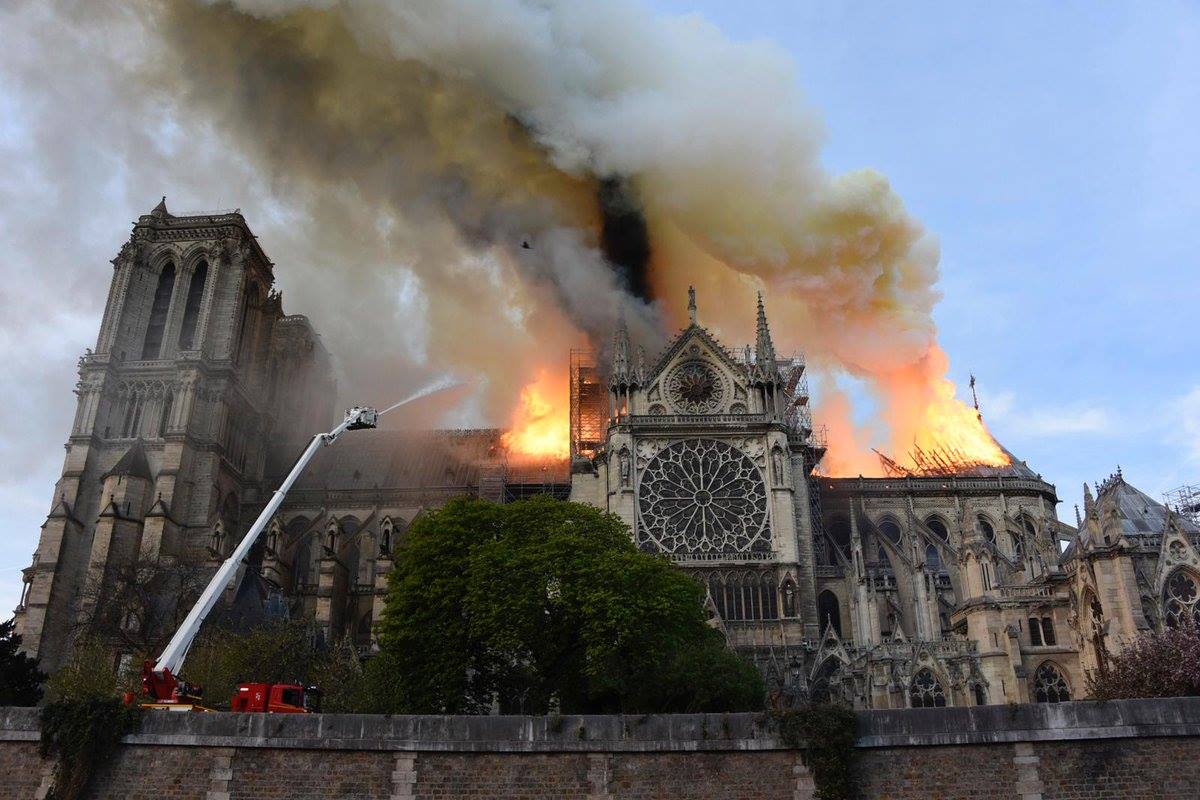 Achievement sad Attentive Incendiul de la Notre-Dame și o lecție de istorie: De ce a stârnit o emoție  atât de puternică - istoria Catedralei Notre-Dame din Paris - Edupedu.ro
