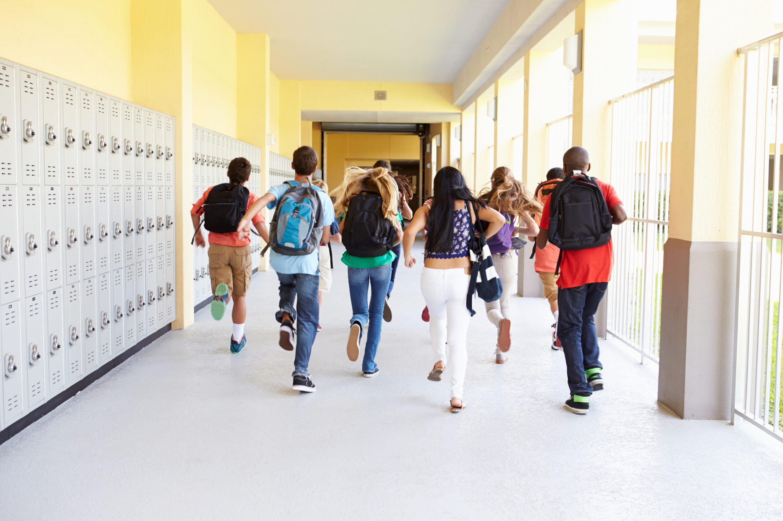 Когда выходить в школу после. Школьный коридор американской школы. Школьный коридор с учениками. Школьный коридор с людьми. Школьники в коридоре школы.