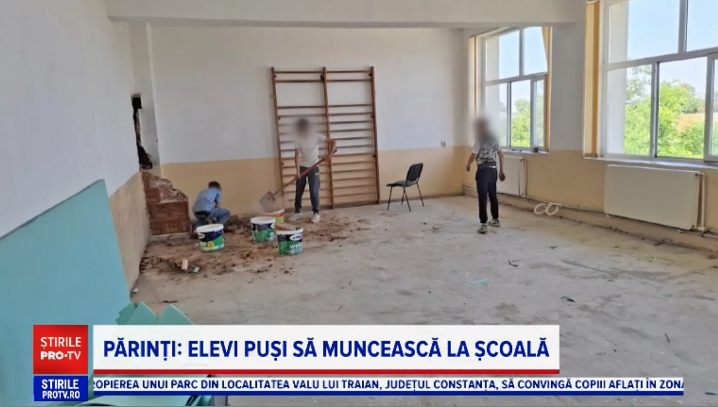 Trei elevi de 13 ani puși la muncă și să care moloz la Școala Gimnazială Apele Vii din Dolj, ca să nu fie lăsați repetenți / Inspectoratul a declanșat o anchetă