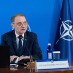 Premierul Luca Niculescu: Niciun părinte nu trebuie să se întrebe dacă acel copil se va întoarce de la școală în siguranță / El dorește un plan cu „responsabilități clare, măsuri de prevenție, intervenție rapidă și sancțiuni ferme” pentru violența în școli